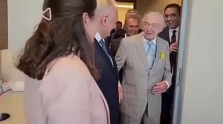 Rahmi Koç, İzmir’de bir hastane açılışında Kürt kadınının bedenini “fıkra” yaptı.
“Doktor soyun deyince ilk sen soyun demiş” 

Bu espri değil, düpedüz ahlaksızlık. 
Yanında gülüp alkışlayan protokol de bu ahlaksızlığın ortağı. 

Kürt kadınının bedeni ne sizin mizah malzemeniz, ne de sizin kibrinizin konusu. 
O kadın tarih yazıyor, fıkra değil. 

Haddinizi bilin. #RahmiKoçÖzürDile