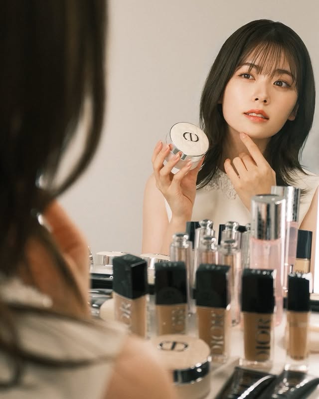 ディオール フォーエヴァーから
「プライマー」と「パウダー」が登場しました☺︎✨

私は
「ディオール フォーエヴァー オンセット パウダー」の
"05 クリスタルピンク＂を使用させて頂きました😊

パウダーがすごく細かくて
肌に溶けるように馴染んでくれるので、
重ねてつけても粉っぽくならずに
自然にカバーしてくれます✨
そしてパールも配合されているので、
内側から明るい透明感を演出してくれます😳

プライマーと合わせて使うのが
すごく楽しみです♪

#supportedbydior
#diorforever 
#ディオールフォーエヴァー