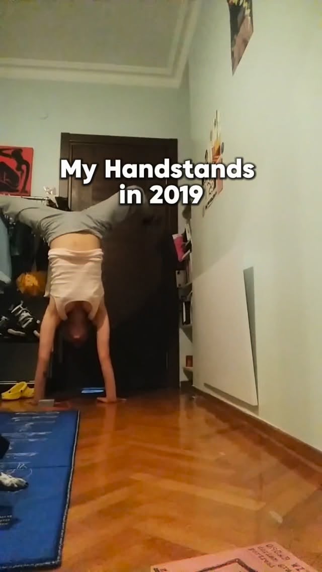 Dm to join new beginner classes to get over fear of falling 💖💪🏻#movement #handstand #tips by @meldeetz