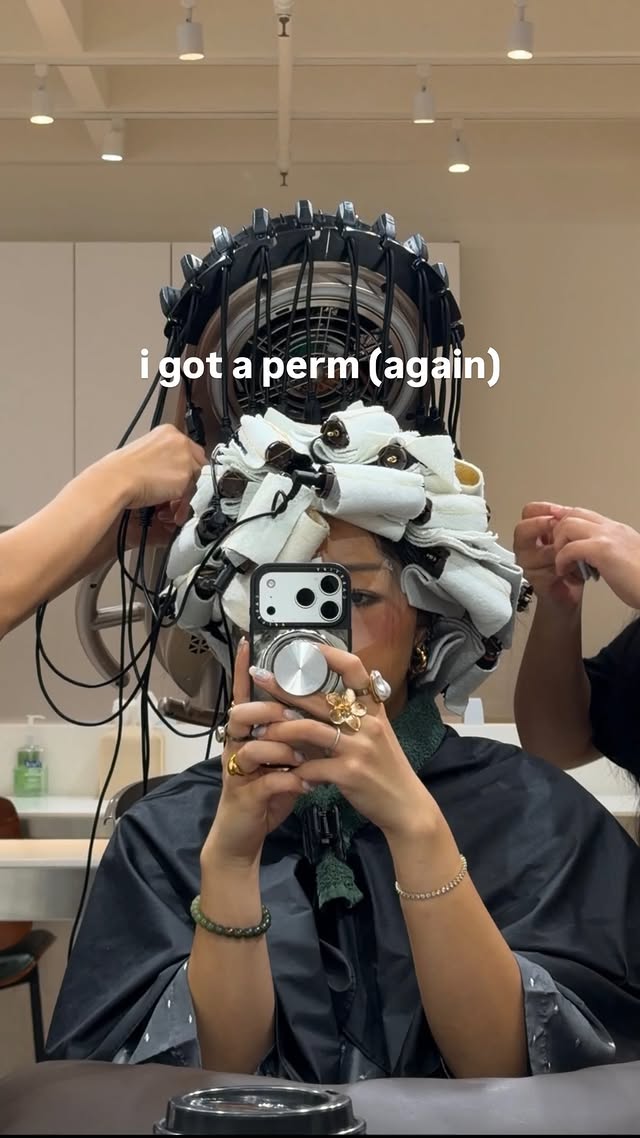 @bomhair__ hates to see me coming with my knitting & greek salad 🙂‍↔️ so excited for another summer of low maintenance hair!!#waveperm #perm #koreanperm #digitalperm by @amazingishgrace
