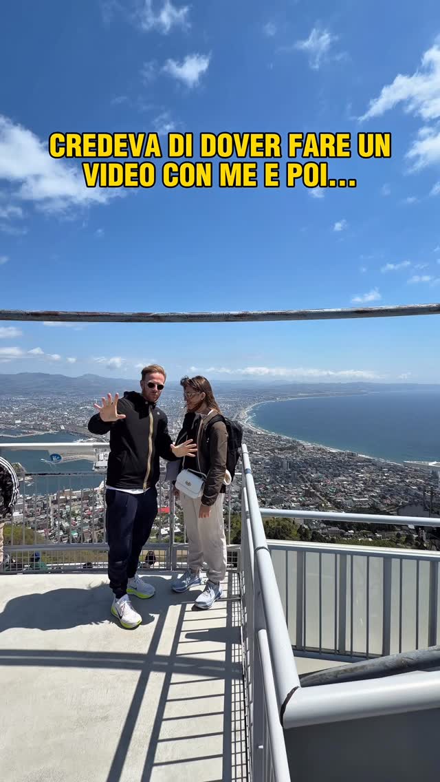 Le ho fatto credere che dovesse fare l’intro del video sul nostro viaggio in Giappone con me e poi…uno dei momenti più belli della nostra vita. Complici fin dal primo giorno, è stata una conseguenza naturale del rapporto incredibile che si è creato tra noi. Non potevo scegliere un momento più bello per farti la proposta, il nostro primo viaggio in Giappone che sarebbe già stato indimenticabile, ora è un punto importantissimo della nostra storia. Il posto dove ti ho chiesto di sposarmi, un momento che rimarrà indelebile per entrambi. Non vedo l’ora di vedere cosa succederà in futuro, da oggi, per tutta la vita ❤️ Ti amo 💚 by @jana_italyfoodprn