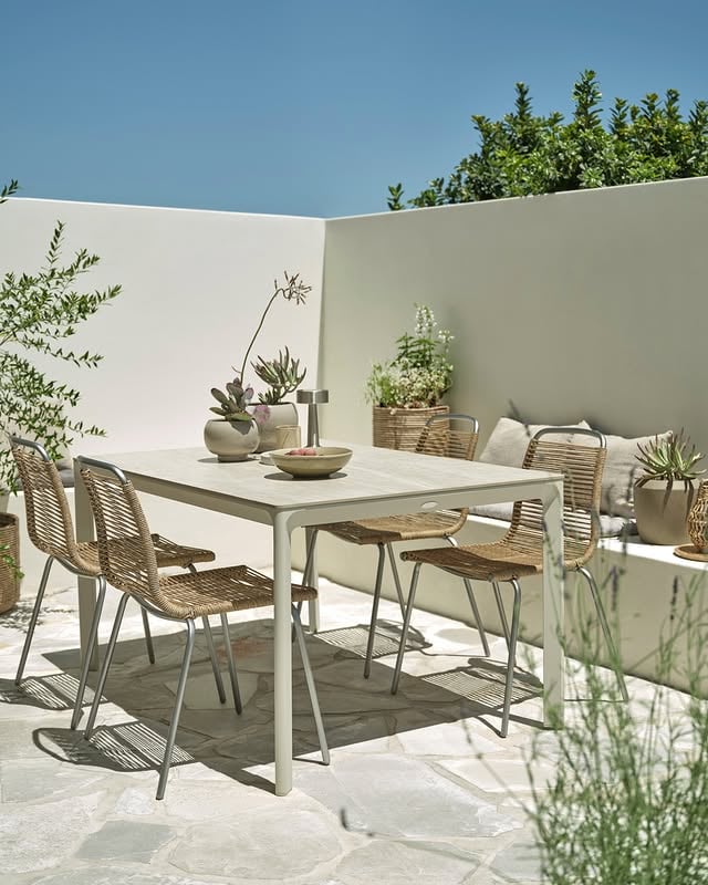 Warum weite Strecken fliegen, wenn der beste Sommer-Hotspot direkt hinter der Balkontür wartet? ☀️🏡Ehrlich gesagt: Wenn die Terrasse oder der Balkon erst mal richtig gemütlich eingerichtet sind, braucht es gar keine offiziellen Einladungen mehr. Die Lieblingsmenschen kommen dann ganz von alleine vorbei – für einen spontanen Eiskaffee, endlose Sommergespräche oder einfach, um mal kurz abzuschalten. ☕️✨Unsere Kombination aus dem hellen Gartentisch KUMLA und den passenden Stapelstühlen MIDDAGSBERGET bringt sofort dieses leichte, skandinavische Urlaubsgefühl zu dir nach Hause. Das Design ist minimalistisch, super modern und lässt selbst kleinere Außenbereiche herrlich offen und einladend wirken. 🌿Mach deinen Außenbereich bereit für die schönsten Spontan-Momente des Jahres. 🤍#JYSKDeutschland #GartenInspiration #TerrassenGestaltung #ScandiLiving #OutdoorHome by @jysk_deutschland