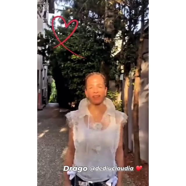 @nevinsurmentorun Üzerine giydiğin anda gayet güzel bir kıyafet bile tüm cazibesini kaybediyor. Güzel bir yaka olması gereken şey, boynunda dantelli bir klozet kapağı gibi duruyor. Rumen arkadaşın bile sürekli başkalarından kıyafet ödünç aldığını görmekten bıkmış olmalı ki sana cömertçe bir kıyafet vermiş. Ama dürüst olmak gerekirse, eksik olan tek şeyin kıyafet olduğunu düşünmüyorum. Sadece kıyafet değil, biraz akıl ve erkek ilgisi de eksik gibi görünüyor.
@dediuclaudia 
#family 
#love