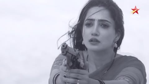 Khushiyon se bhara Deshmukh parivaar, aur phir ek pal ne sab kuch badal diya…
Shalini se anjaane mein chali goli, aur nishane par aa gaya Shiv!

Kya Shiv bach payega? 

Dekhiye #MrandMrsParshuram, iss Mangalvaar shaam 7:00 baje, sirf #StarPlus aur kabhi bhi #Jiohotstar par

#CommonMan #NotCommonMan #ShivAlini #Promo