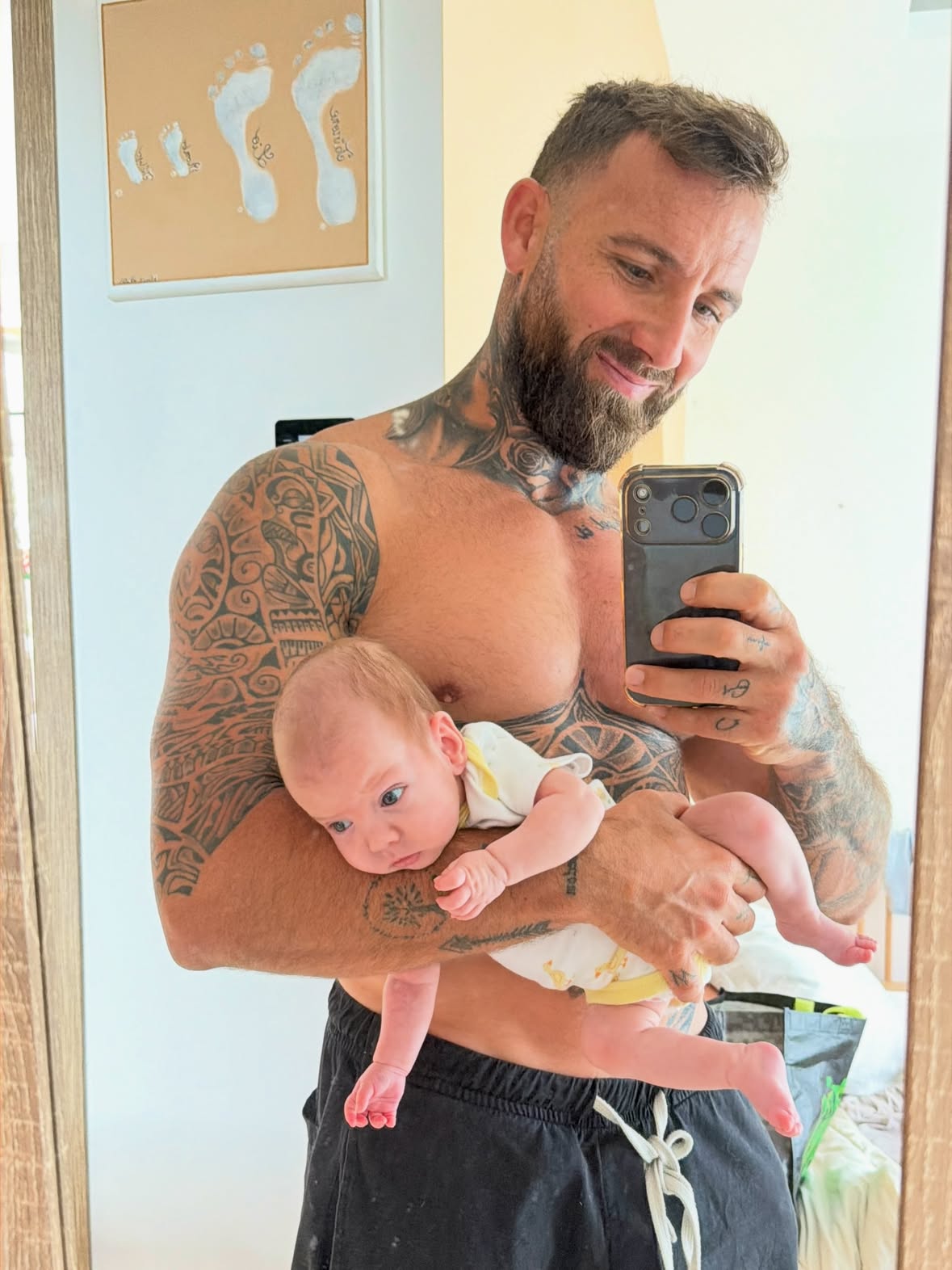 Roméo avec son Papa avec son papa à la maison ❤️🙏🏼🏠 incroyable❤️ premier réveil ❤️
