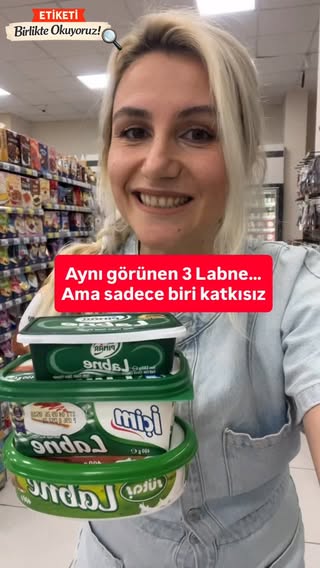 Aynı kategoride, benzer ön yüzler… Ama içerikler gerçekten aynı mı?

Bu videoda 3 farklı labneyi içerik listeleri üzerinden karşılaştırdık. Bazı ürünlerde kıvam artırıcılar bulunurken, birinde yalnızca süt, kültür ve tuz yer alıyor.

Ön yüz başka söylüyor olabilir, içerik listesi başka. Bu yüzden etiketi okumak önemli.

Etiketi okuduk, karar sizin.

Siz hangi labneyi tercih ederdiniz? 👇

“Herhangi bir işbirliği yoktur.”

#labne #içindekilerlistesi #gıdaetiketi #bilinçlitüketim