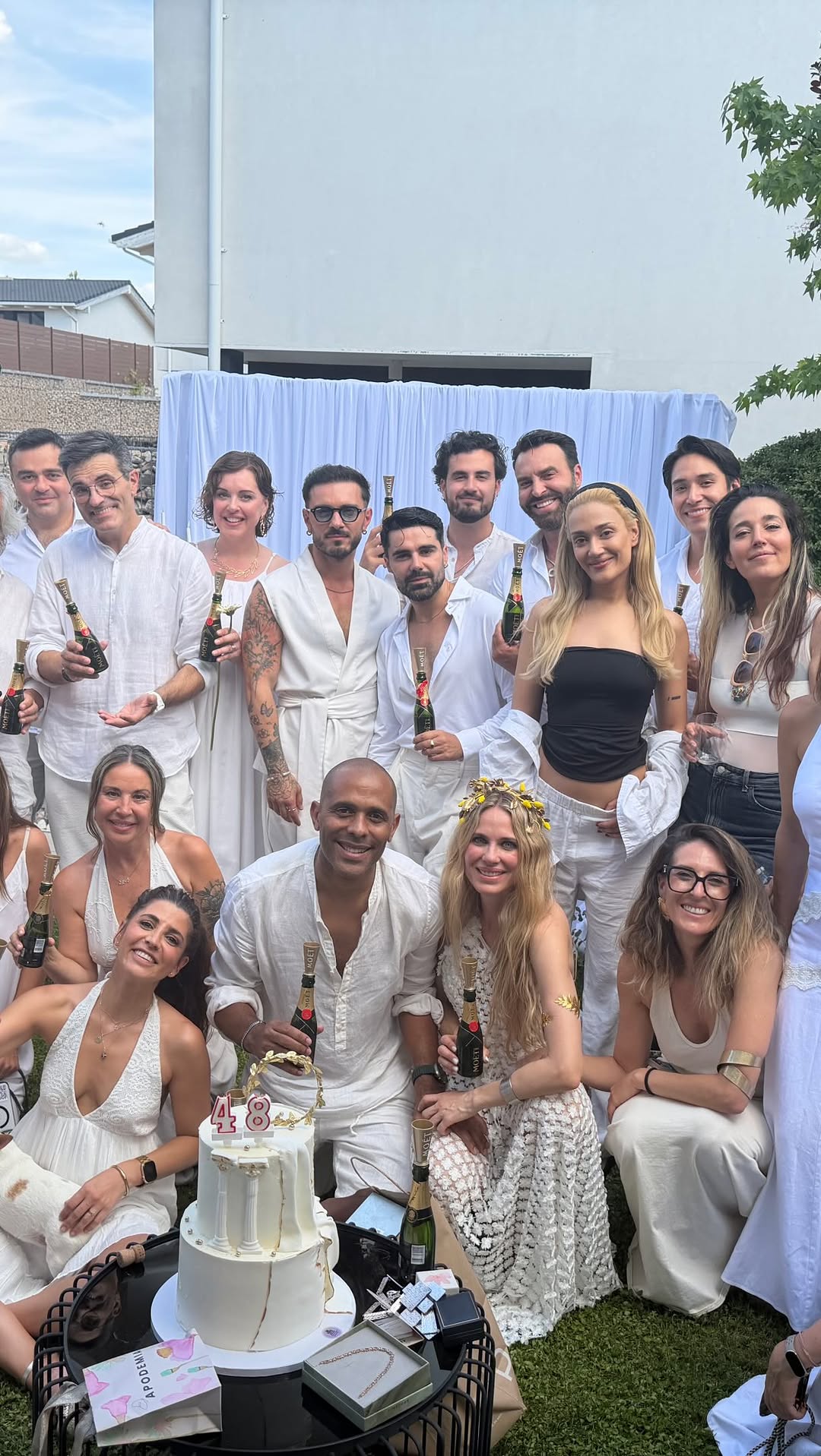 PARTE 2 – Mi gente
❤️ Después de una semana especialmente difícil para mí, necesitaba abrazo y sentir cerca a mi gente.

Ayer celebré un año más de vida rodeada de personas que quiero y que me quieren. Y una vez más recordé que, incluso en los momentos más duros, el amor siempre encuentra la manera de sostenernos.

Entre abrazos, conversaciones, sonrisas y mucho cariño, sentí el calor de las personas que forman parte de mi vida y la suerte que tengo de caminar acompañada.

Gracias por estar. Gracias por tanto amor. ✨
Os quierooooo ❤️
Vestidazos de mi querida @virginiaabzueta