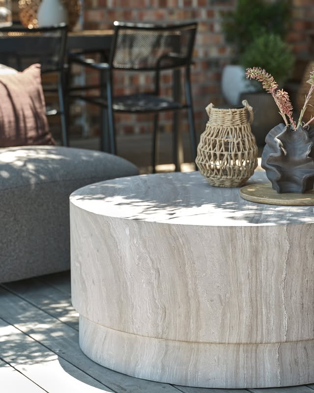 Interior-Trend-Alarm: Dieser Look zieht jetzt auf unsere Terrassen! 🤎✨Wenn es ein Material gibt, an dem wir diese Saison absolut nicht vorbeikommen, dann ist es die edle Travertin-Optik. Sie bringt sofort minimalistische Eleganz und eine Extraportion Struktur in deinen Außenbereich. 🪵Dürfen wir vorstellen? Unser Loungetisch STORLIEN und die passende Deko-Säule FUGLEKONGE. Die beiden sind das absolute Traumpaar für alle, die auch draußen nicht auf modernes High-End-Design verzichten wollen. Kombiniert mit ein paar minimalistischen Deko-Elementen wird deine Lounge-Ecke zum absoluten Hingucker. ☕️🌿Wer ist auch so verliebt in diesen Look? 👇#JYSKDeutschland #LoungeTable #TravertineLook #GartenTrends #TerrassenInspiration by @jysk_deutschland