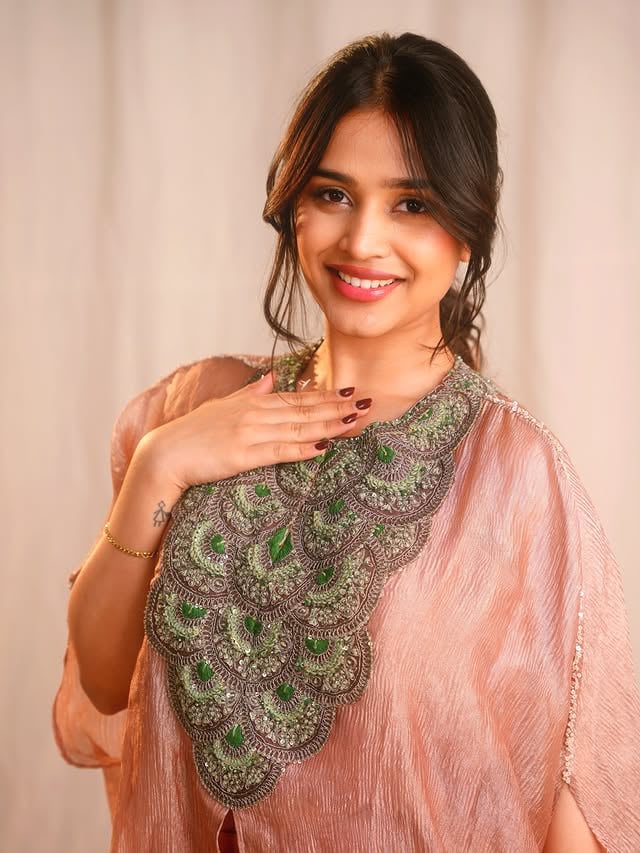 Churake dil meraa haha :) 🦢
Styled by: @lakshman_murthy99 
Shot by: @santosh_untitled 
Outfit by: @adyaaye_official 
Makeup by: @makeupbybhavitha 
.
#photodump #istagood #viralpost #ᴇxᴘʟᴏʀᴇᴘᴀɢᴇ #varshadsouza❤️