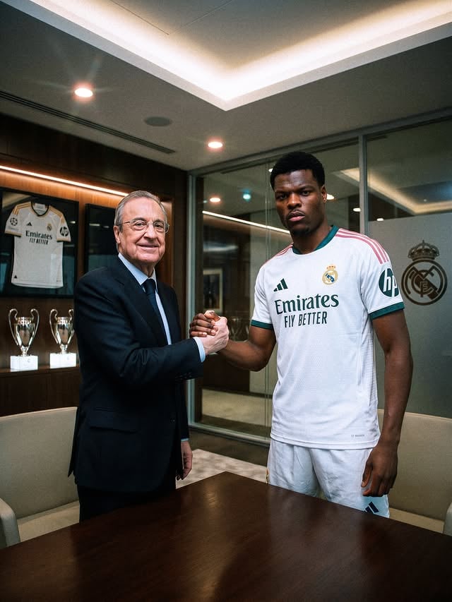 🚨 𝐁𝐑𝐄𝐀𝐊𝐈𝐍𝐆: Denzel Dumfries has also 𝐒𝐈𝐆𝐍𝐄𝐃 his official contract at Real Madrid — until June 2030! 🔐⚪️

Four year deal to the Dutch right back, Inter to receive €20m total fee from release clause — after medical done last week.

Signing wanted and approved by 𝐉𝐨𝐬𝐞 𝐌𝐨𝐮𝐫𝐢𝐧𝐡𝐨. 💣🇳🇱

𝐑𝐄𝐀𝐋 𝐌𝐀𝐃𝐑𝐈𝐃 𝐊𝐄𝐄𝐏 𝐆𝐎𝐈𝐍𝐆. 🔥👀