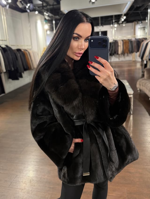 Blackglama & sable 🤎Дівчата, зустрічаємо нову колекцію 26/27 ✨Абсолютна розкіш у кожній деталі — шуба з легендарної Blackglama у поєднанні з ніжним sable 🤎Довжина 75 смЧекаємо у гості до нашого магазину за адресою: ТК ПАССАЖМ. Дніпро, пр. Дмитра Яворницкого 50, 4 поверх FUR SEASON❤️Працюємо кожен день з 10.00 до 20:00Відправки НОВОЮ ПОШТОЮ щоденно! #luxurystyle #furcoat #арктичналисиця #luxurylook #styleinspo winterluxury by @fur_season