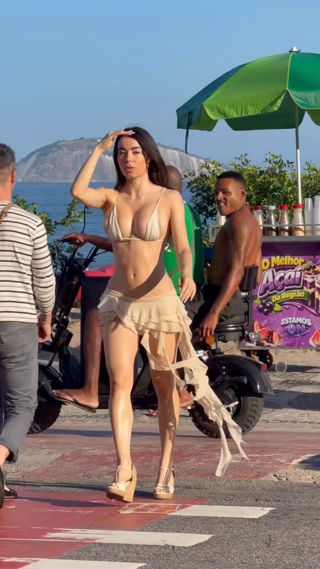 A normal day in Ipanema 🇧🇷
What’s your perfect beach day? 🏖️