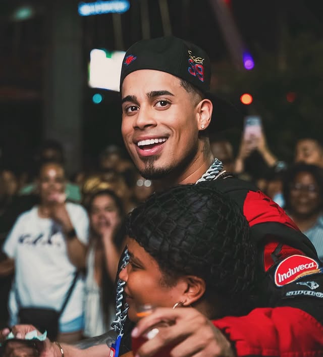 Michael, recibo con profunda tristeza la noticia del fallecimiento de tu querida sobrina. No existen palabras suficientes para aliviar un dolor tan grande, pero quiero que sepas que te acompaño en este momento tan difícil.

Que Dios les conceda fortaleza, paz y consuelo a ti y a toda tu familia para enfrentar esta irreparable pérdida. La partida de un niño deja una huella inmensa en el corazón de quienes la amaron, pero también permanece el recuerdo de su inocencia, alegría y amor.

Mis más sinceras condolencias para ti y todos tus seres queridos. Descansa en paz, angelito.