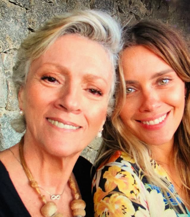 hoje,
nesse portal do amor
-06/06-
nasceu minha mãe
e ela faria 75 anos
•
pensei tanto nela esses dias...
•
atravessar qualquer tipo de dor,
quando falta o colo da mãe
é outra parada
•
mas senti,
mesmo q só la no fundo do peito,
q ela estava,
e estará sempre.
•
mãe,
q infinito q te acolhe
te cubra de luz
ainda mais
•
te amo