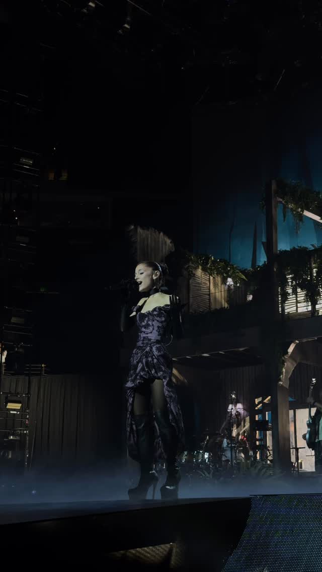 ariana performing ‘past life’ 🤍