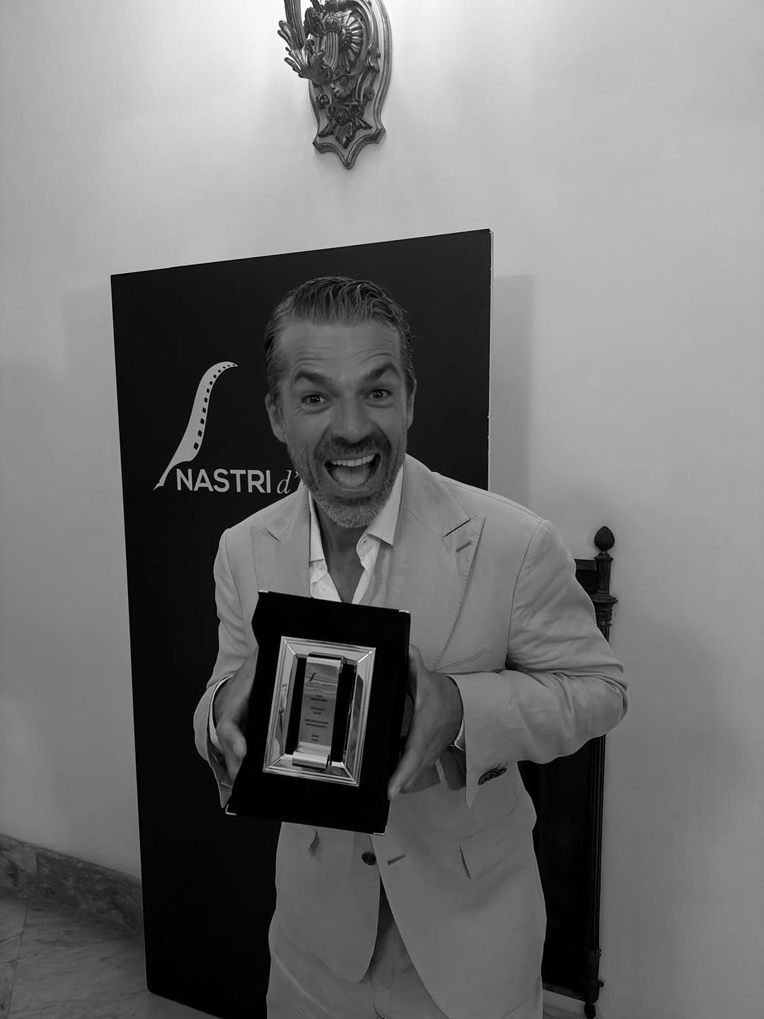 GRAZIE @nastridargento !!! ❤️
Grazie al SNGCI, a @skyitalia e @gintronich, a tutta @fabulapictures, a @matildecascone e  @studiomorandicascone , a @fabio.paladini, a tutti i fantastici attori che hanno regalato il loro talento a questo progetto, ai reparti…grazie! ❤️
Dedicato a quella bella ragazza che mi sostiene ogni giorno… @cristina__marino ❤️