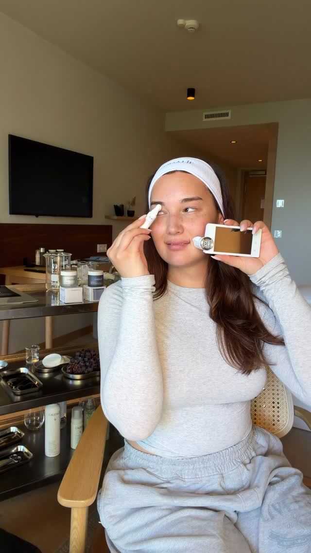 Anzeige | na? Wart ihr auch eher der Klassenclown statt aufzupassen? Kein Problem, ich habe bei meiner @caudalie Hautanalyse aufgepasst & das Wichtigste in einem Skin-Care-Spickzettel zusammengefasst:• Kalkgehalt im Leitungswasser könnt ihr mit einem Toner pH-neutralisieren 🧪• In der Nacht schwitzen wir gut und gerne über einen Liter aus, auch morgens darf das Gesicht gern gewaschen & von Talg befreit werden 🫧• Die Augencreme aus der Vinoperfect-Reihe macht nicht nur beim Auftrag Spaß, sondern hilft super gegen Trockenheitsfältchen (die mögen wir nicht, denn da kriecht dann der Concealer rein 🌚) bis zum Wimpernkranz einschmieren! 🍇• Viel hilft nicht immer viel, sondern kann die Haut überfordern! Seid nicht wie ich, hört auf die Anwendungsempfehlung 💌• Fettigkeit ≠ Unreinheiten ≠ Pigmentierung ≠ Falten! Nicht alles sieht man immer kurzfristig, aber für alles hat Caudalie eine passende Lösung 👩🏻‍🔬🥼• ⁠wenn ihr pigemtierungen habt wie ich: das Vinoperfect Serum morgens und abends 🤝🏻Kuss, eure Mariah 🫰🏻 by @alexmariahpeter