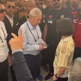💛💙 Bir babanın gururu, bir kız çocuğunun hayali...

Fenerbahçe'nin yeni başkanı Aziz Yıldırım, yaptığı açıklamayla taraftarların yüreğine dokundu.

Başkanlık yolculuğunda en büyük desteği kızı Yaz'dan aldığını belirten Yıldırım, "Kızım Yaz'ın desteğiyle başkan oldum. Gelecekte o da Fenerbahçe'nin kadın başkanı olacak." sözleriyle duygusal anlar yaşattı.

Bu sözler, yalnızca bir başarı hikâyesini değil; bir babanın kızına duyduğu güveni ve geleceğe dair kurduğu hayali de gözler önüne serdi.

💛 Bir babanın gururu...
💙 Bir kız çocuğunun hayali...
🏆 Ve Fenerbahçe sevgisiyle yazılan unutulmaz bir hikâye...

#Fenerbahçe @azizyildirimoffiicial @officialyazyildirim #SarıLacivert #reklamdeğil