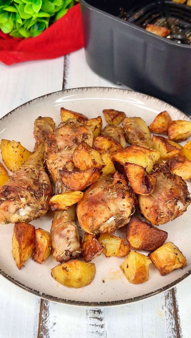 ECCO COME FARE IL POLLO CON PATATE IN FRIGGITRICE AD ARIA 👇

Cotto così è ATOMICO 🚀 la carne risulta super succosa e fuori croccante, le patate come quelle della rosticceria, tutto pronto in mezz’ora! 🤤🍗

INGREDIENTI:
4 cosce di pollo
200 g patate
1 cucchiaio di rosmarino, timo, origano, paprika
1 cucchiaino di sale
Olio q.b.

Metti le cosce di pollo nel cestello della friggitrice ad aria, aggiungi le patate tagliate a spicchi, le spezie a piacere (vanno bene quelle che preferisci ma puoi anche non metterle), il sale, l’olio e mescola bene. Cuoci a 190°C per 30-35 minuti girando tutto a metà cottura. Oppure cuoci in forno caldo a 200°C per 45-50 minuti.

SALVA QUESTI CONSIGLI ✅
- Non utilizzare carta forno o teglie: queste impediscono la cottura e creano un ambiente troppo umido; senza invece la cottura è ideale grazie all’aria che circola a 360 gradi e il grasso colerà sotto dai fori (effetto rosticceria).
- “Usare la carta forno per evitare di pulire il cestello” è sbagliato ❌: fidati, il risultato sarà decisamente migliore e la pulizia è veloce (come quando lavi pentole o padelle).
- Sì, le patate cuociono nello stesso tempo del pollo, anzi in 25 minuti sono già pronte. Se non cuociono in questi tempi significa che: il cestello è troppo pieno / stai usando una temperatura troppo alta che le brucia fuori e le lascia crude dentro /  la friggitrice ad aria può essere di scarsa qualità / non hai aggiunto olio (fondamentale per la cottura, anche in minime quantità).

E tu hai mai provato così le cosce di pollo con patate? 🍗👇

#friggitriceadaria #airfryer #ricettefacili #lemillericettedivale #pollo