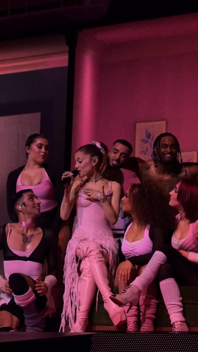 ariana performing ‘thank u, next’ 🤍