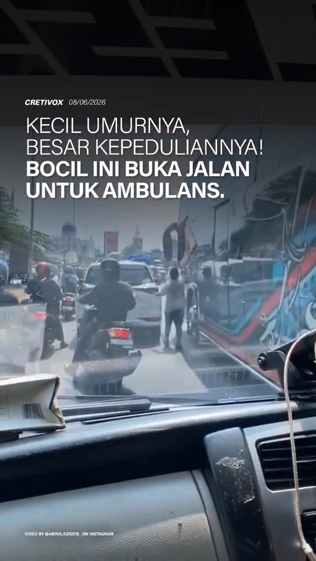 Aksi seorang bocah di Pondok Cabe, Tangerang Selatan, menuai pujian setelah terekam membantu ambulans yang terjebak kemacetan. Dalam video yang beredar, ia terlihat berjalan di tengah jalan sambil memberi isyarat kepada pengendara agar menepi dan membuka akses bagi kendaraan darurat tersebut.

Tanpa diminta, bocah itu berinisiatif membantu buat ngurangin kepadatan lalu lintas biar ambulans bisa melanjutkan perjalanan lebih cepat. Tindakannya itu dapat apresiasi dari banyak netizen yang menilai kepedulian tersebut menjadi contoh baik bagi para pengguna jalan.

Source📹: @abdulaziss18_

#BelacanCretivox #VoiceofPeople