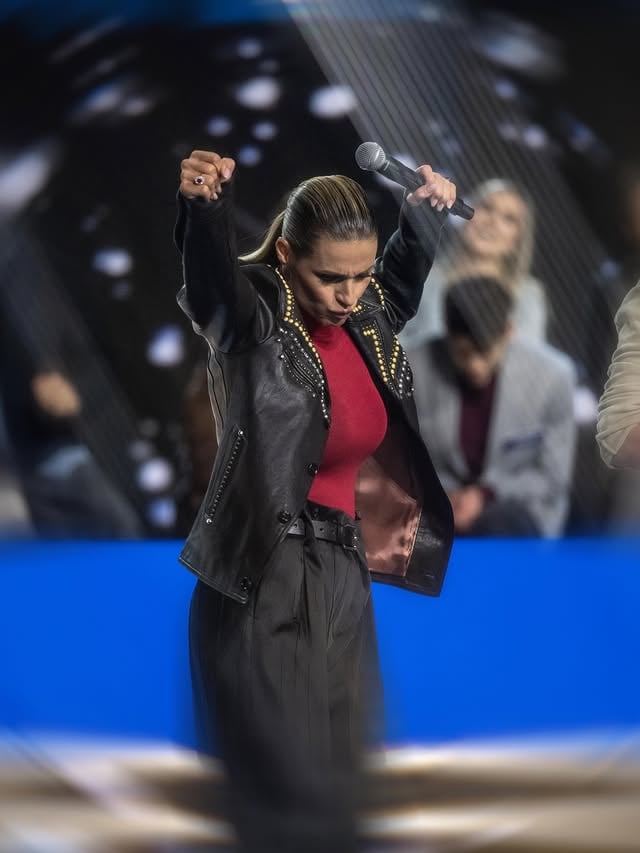 Tutti abbiamo una canzone nel cuore… cantarla tutti insieme, in una piazza meravigliosa come quella di Ferrara e insieme ad alcune delle voci più belle d’Italia non può che rendere il momento ancora più speciale 🫶🏻
È in arrivo Super Karaoke! Questa sera e mercoledì! Siete dei nostri?

Photo: @luca_duke 

@mediasetinfinity