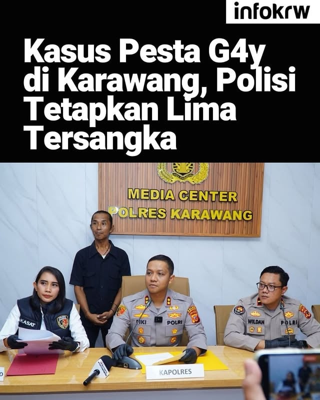 Kepolisian Resor (Polres) Karawang menetapkan lima tersangka buntut video viral diduga pesta gay di salah satu tempat hiburan malam (THM) di Karawang, Jawa Barat.

Polisi mengonfirmasi lokasi THM sebagaimana video penyimpangan asusila berada di Theatre Night Mart, Jalan Tuparev Nomor 63.

Kapolres Karawang AKBP Fiki Novian Ardiansyah mengatakan, pihaknya telah melakukan serangkaian penyelidikan, mulai dari memeriksa saksi-saksi hingga pencarian identitas pria dalam video yang viral.

Tiga orang pelaku berinisial DA, SA, dan R dibekuk lebih dulu.

Adapun dua lainnya berinisial AH dan IH diamankan kemudian di rumah masing-masing di wilayah Karawang, Subang, dan Bekasi.

“Jadi, total lima yang sudah berhasil kami amankan,” ujar Fiki saat konferensi pers di Mapolres Karawang, Selasa (9/6/2026).

Kelimanya ditetapkan sebagai tersangka.

Mereka dijerat Pasal 406 Undang-Undang Nomor 1 Tahun 2023 tentang Kitab Undang-Undang Hukum Pidana atau Pasal 411 Undang-Undang Nomor 1 Tahun 2023 tentang KUHP Pidana.

Adapun ancaman hukumannya 1 tahun 6 bulan penjara.

Sumber: kompas.com #infokrw #karawang #hiburanmalam #pesta #gay