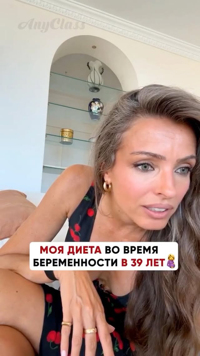 Если совсем простыми словами, кето — это когда в рационе становится меньше углеводов и больше полезных жиров. В таком режиме организм начинает использовать жиры как источник энергии вместо быстрых углеводов.Мне такой формат питания подходит. Я чувствую себя более сытой, нет резких скачков голода и желания постоянно что-то перекусывать.Если мой прием пищи приходится на утро, то чаще всего это кето-завтрак: вареное яйцо, несколько кусочков сала и кофе. Просто, вкусно и надолго дает чувство сытости.Конечно, питание — это очень индивидуальная история. То, что идеально подходит одному человеку, может не подойти другому. Поэтому я всегда за осознанный подход и наблюдение за своим самочувствием.А вот что остается неизменным уже много лет — моя утренняя гимнастика для лица. Так же, как питание влияет на состояние организма, регулярные упражнения помогают сохранять тонус мышц лица и выглядеть свежее.А вы пробовали менять свой рацион? Какие эксперименты с питанием оказались для вас самыми удачными? @anyclass.faceonline 👈 Подписывайтесь, если хотите больше полезных советов по естественному омоложению и гимнастике для лица ❤️ by @anyclass.faceonline