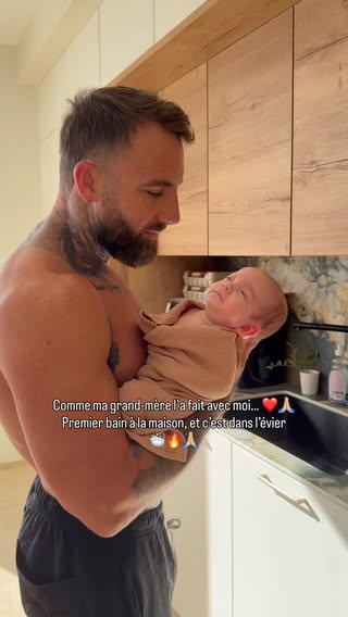 Premier bain de Roméo à la maison ❤️

Et c’est dans l’évier, à l’ancienne 🔥 Comme ma grand-mère le faisait avec moi 🙏🏼

J’avais testé la veille une petite baignoire en plastique pour Télyo… et franchement, ce n’était pas terrible 😂

Alors un bon évier bien désinfecté, de l’eau à bonne température, et notre petit Viking était comme un poisson dans l’eau ❤️🛁

Parfois, les meilleures solutions sont aussi les plus simples