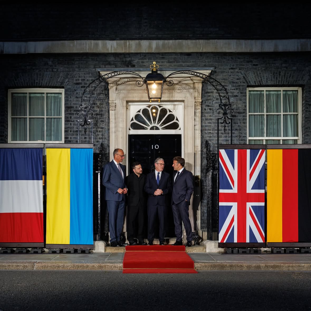 United for Ukraine.

Обʼєднані заради України. 

Unis pour l’Ukraine.

Gemeinsam für die Ukraine.