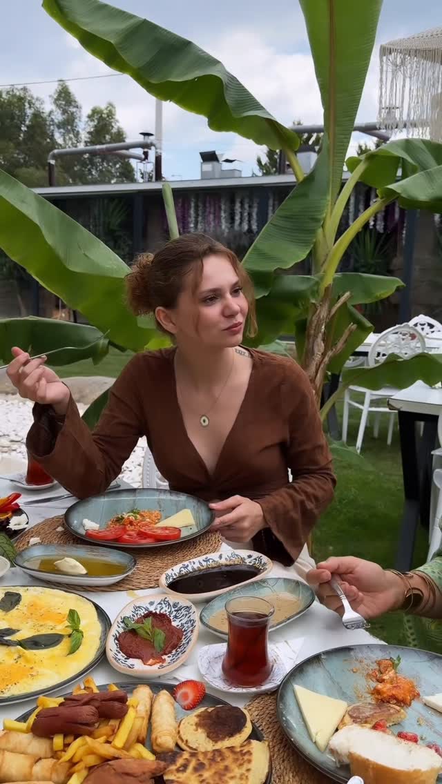 Burası ilk açıldığında sadece bir kahvaltı bahçesiymiş.

Ama yıllar içinde burada tanışıp , evlenen çiftlerden sonra mekânın sahibi de bu yolculuğun baştan sona bir parçası olmaya karar vermiş. 🌿 Ve bölgenin en uygun fiyatlı ve en sofistike mekanı olduğunu söylemeden geçmeyelim. 

Bugün Yelbahçe; kahvaltıları ve wellness etkinliklerinin yanı sıra söz, nişan ve nikâh organizasyonlarına da ev sahipliği yapıyor.

Yelbahçe ile size küçük bir sürprizimiz var;

☕️ 3 kişiye kahvaltı
💍 1 kişiye nişan veya nikâh organizasyonu hediye ediyoruz.

Katılmak için:
• @yelbahce ve benim hesabımı takip edin
• Yoruma 2 arkadaşınızı etiketleyin

Çekiliş 15 gün sonra açıklanacak.

Kim bilir, belki her şey bir kahvaltıyla başlar. 🤍

#yelbahçe #çekiliş #kahvaltı #nişan #nikah