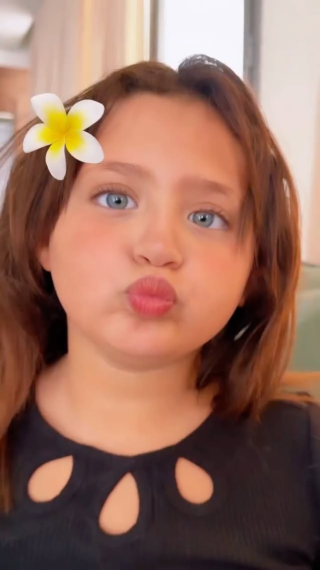 ⁨	بما انه فانزات ليان مشتاقينلها هذا فيديو لعيونكم تبدون فيه يومكم ❤️🩷⁩