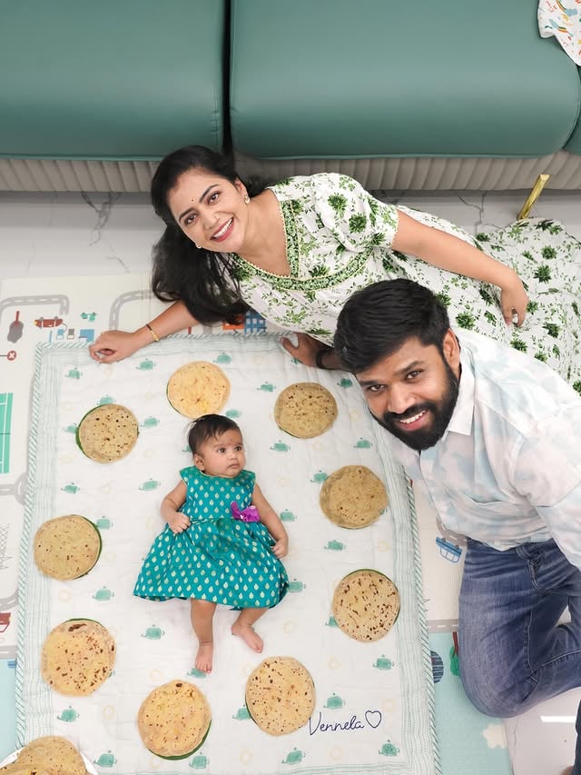 వెన్నెల బోర్లా పడింది అని బొబ్బట్లు చేసుకున్నాం 😍

Vennela Dress @drapes_by_marouthusisters 💖 pinnis🩷

Clicks @thehashtag_photography 

#jyothakka #shivajyothi #vennela #mominfluencer #teluguimfluencer