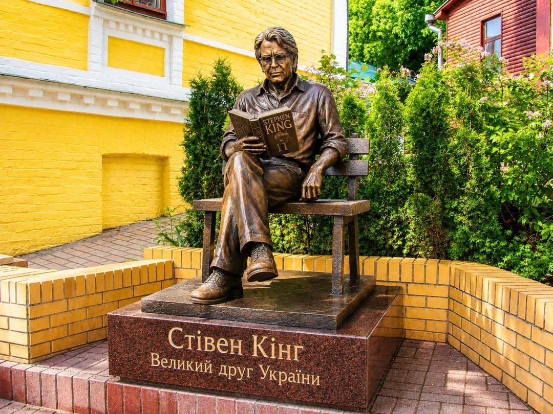Далі суто моя думка. Я вам її не нав'язую. Я не є експертом в питання життя Булгакова. Орієнтуюсь виключно на доступну інфу і на свої думки:

Тож...

Не розумію страждань стосовно Бvлгакова.

Хочете читати- читайте. Хочете вивчати його життя- вивчайте. Ніхто цього не забороняє. Причому будь-якою мовою. 

Але не забувайте -він маркер імперської росіі. Як і Пушкін і інша подібна є***ні

Він був українофобом. Можливо були такі часи і він чогось не розумів. Але в той самий час Коцюбинський, Леся Українка, Винниченко, Тичина розуміли. 

Я не вважаю що можна зараз сприймати творчість без розуміння позиції людини. Будь-хто хто слухає зараз Басту, бо це класна музика моєї молодості- просто тупий ідіот. 

Якщо Адольф писав гарні картини- це не означає що йому варто ставити пам ятник як геніальному художнику. 
Якщо він же любив Париж і не розбомбив його- це не означає що в Парижі має бути його бронзовий бюст. 

Цитата персонажа з Білої гвардії:

«Я бы вашего гетмана за устройство этой миленькой Украины повесил бы первым!.. Кто терроризировал русское население этим гнусным языком, которого и на свете не существует? Гетман».

Його цитований уривок про українську з нарису Kuїв-місто:

«Оговариваюсь раз и навсегда: я с уважением отношусь ко всем языкам и наречиям, но тем не менее киевские вывески необходимо переписать».

Я читав і Мастер і Маргарита. Це чудовий твір.буду я радити своїй доньці його читати- ні. Ніколи. Навіщо? Щоб що?

Я буду радити інше. 

Прочитайте Кафку, щоб відчути абсурдність світу і крихкість людини перед системою.

Відкрийте для себе Маркеса, де магія живе поруч із повсякденністю.

Познайомтеся з Воннегутом, який поєднав гумор, філософію та критику суспільства.

Спробуйте Еко, якщо любите інтелектуальні загадки, і Кундеру, якщо шукаєте глибокі роздуми про свободу та людське життя.

Прочитайте Хемінгуея «Старий і море», бо глибока розповідь про силу духу, гідність і книга, яка нагадує: справжня перемога- не завжди в результаті, а в тому, як ти борешся.

І так можу безкінечно. Без Булгаковаі Патріарших прудов. 

До слова Стівен Кінг підтримує Україну системно і послідовно. І я його найбільший фанат. Хочу щоб так було.