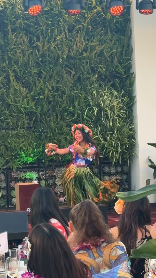 Proud to support last night’s Operation Smile gala @operationsmile in Los Angeles 🌺 I had the honor of dancing hula to Ka Uluwehi O Ke Kai at their Lūʻau for Hope event! I left the night inspired and with a full heart knowing that I was able to give back and help provide children safe access to cleft surgeries. 

A big mahalo to the many hands that made my performance possible. From my kumu Chrissy Kama @livinghula @hulalimaiikala , my hula sister @hi_dallin and Aunty Jan Akau for my beautiful adornments that we flew in all the way from Hawai’i.