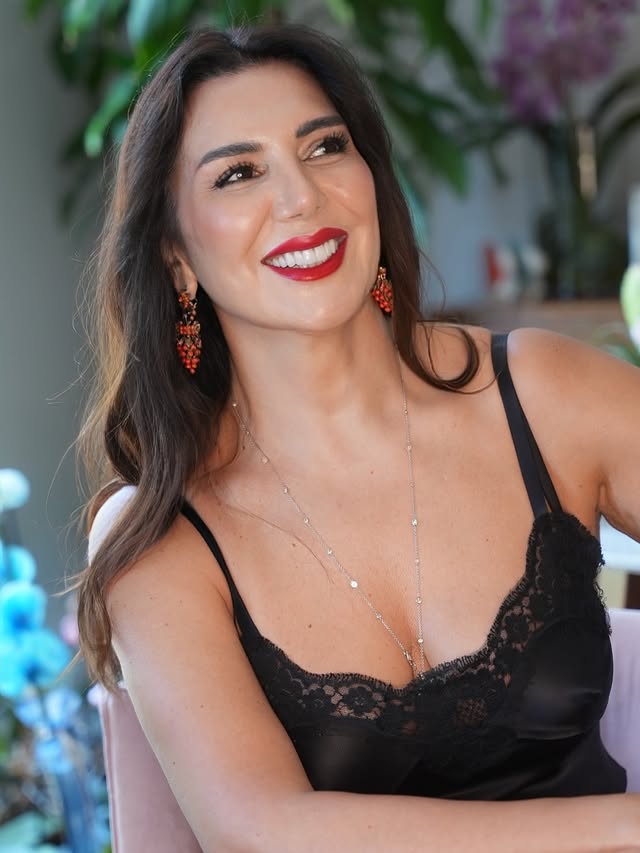 Bugünün reçetesi: Biraz kırmızı, biraz kahkaha, bolca enerji ❤️✨