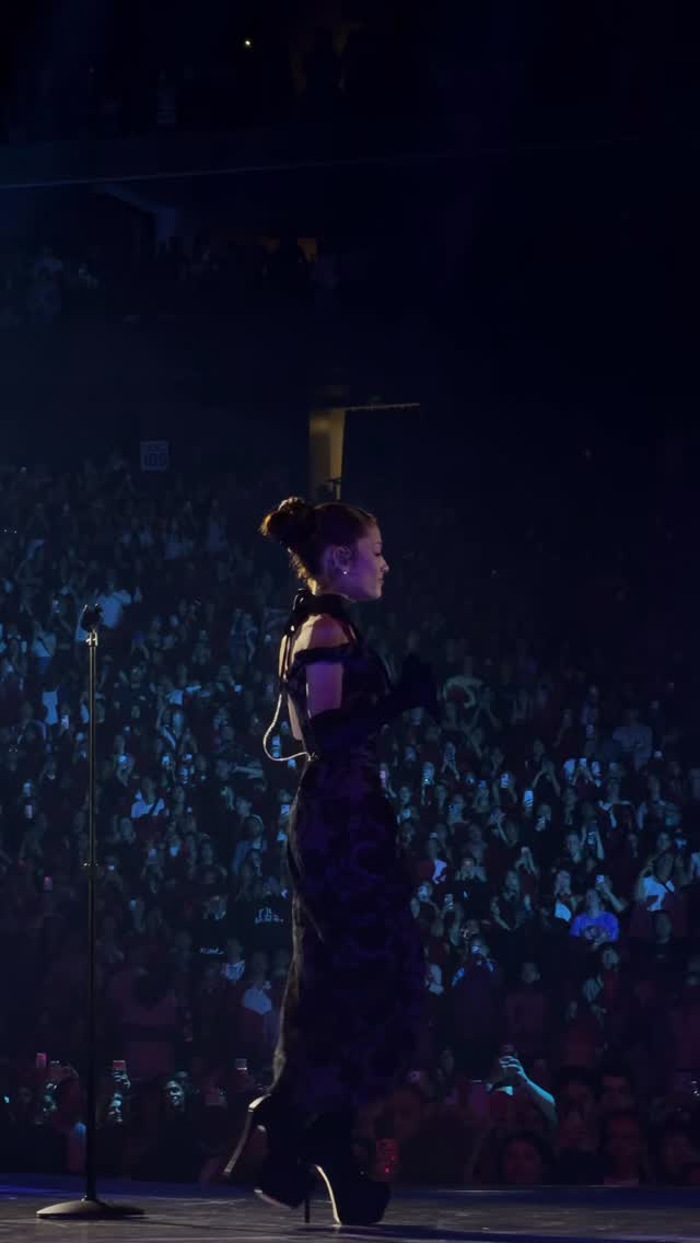ARIANA PERFORMING HONEYMOON AVENUE