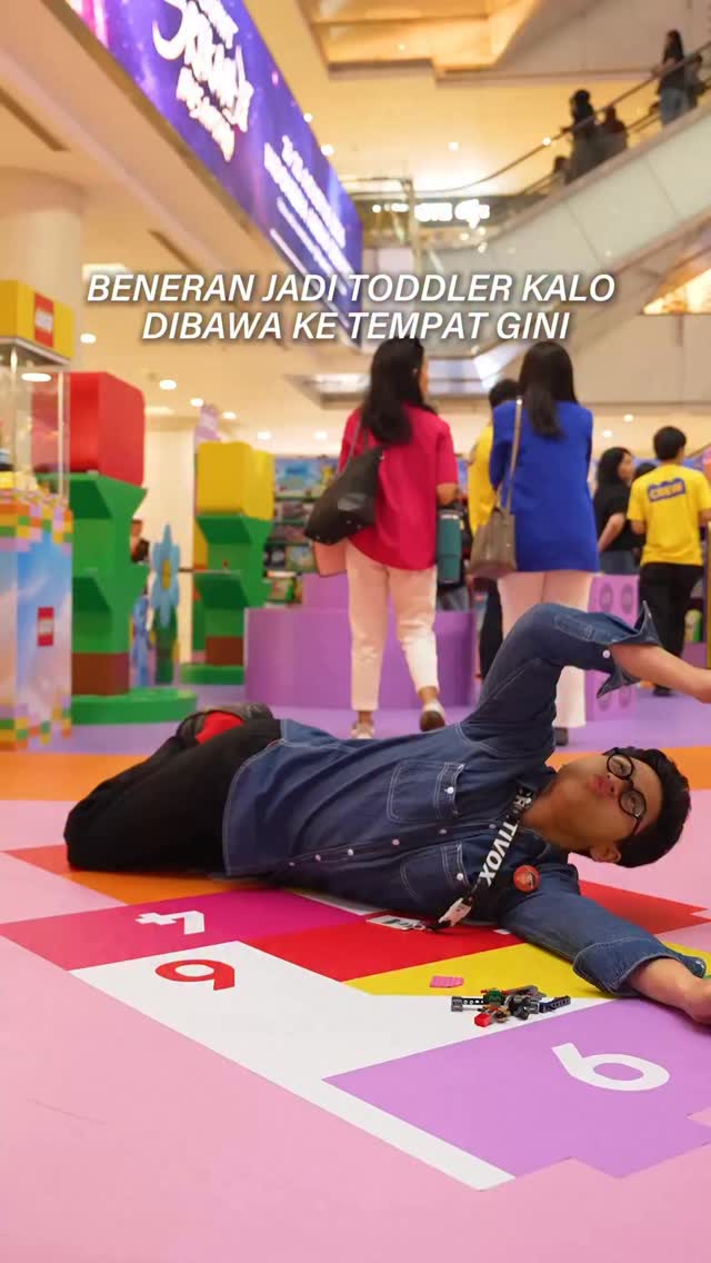 Gini amat ngurusin toddler vintage☺️Sekali nemu mainan, langsung auto aktif deh tuh mode bocilnya. Apalagi kemarin habis ada LEGO Playground di Main Atrium East Mall, Grand Indonesia, makin jadi deh dia sibuk keliling nyobain ini itu. Tapi ternyata, di sini bukan cuma bisa explore berbagai LEGO aja, ada banyak activity seru juga yang bisa dilakuin!Cuss, langsung aja puasin inner child lo dan doi ke LEGO Playground di Main Atrium East Mall, Grand Indonesia tanggal 4 Juni - 19 Juli 2026, Vox!#LEGOMaindanJadiHebatdiGrandIndonesia #SKITCretivox #BCretivox #VoiceofPeople by @cretivox