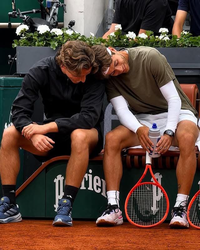 C’è un filo che lega la mia Budapest alla tua Parigi e corre sulla passione, sull’amicizia e sull’amore per lo sport. 
Ma anche sul senso del sacrificio, sull’orgoglio e sulla consapevolezza di aver dato tutto.
Grazie per avermi fatto sentire ancora una volta parte della tua famiglia. 
Siamo tanto fieri di te🫶🏻