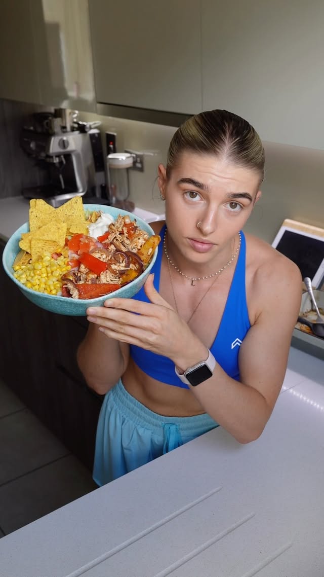 One serving👇🧂SEASONING1/2 tbsp paprika1/2 tsp cumin1/2 tsp garlic1/2 tsp onion1/2 tsp salt1/2 tsp pepper1/2 tsp oregano1/2 tsp chilli🐓CHICKEN MIXTURE1/2 red onion1 rep pepper150g chicken breast🍅SALSA1 tomato1/2 shallot1/4 tsp fresh garlicLemon juice to tasteSeasoning to taste (salt, pepper, oregano)🥗REST OF BOWL50g iceberg lettuce80g sweetcorn25g sour cream30g doritos Enjoyyy😋 by @abichampionpt