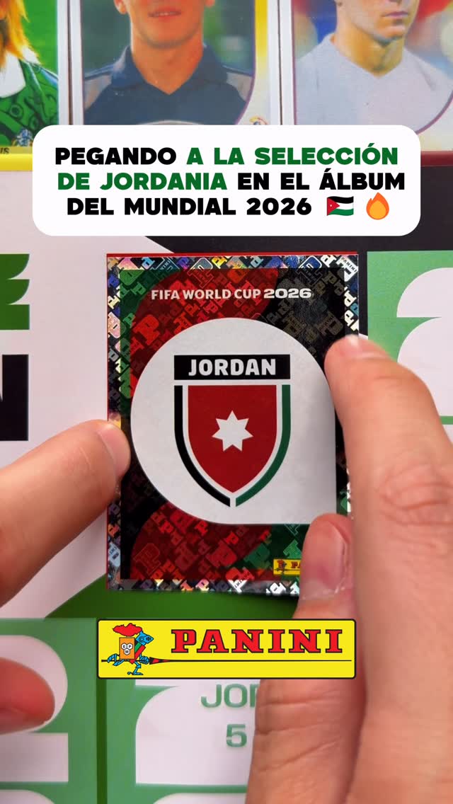 Pegando a la Selección de Jordania en el álbum del Mundial 2026 🇯🇴🔥Hoy toca llenar una selección que llega con mucha ilusión y ganas de sorprender.Cromo por cromo, Jordania empieza a tomar forma en esta colección.¿Quién crees que no puede faltar en esta página?Déjame en los comentarios qué selección quieres que pegue después.#AlbumMundial2026 #Mundial2026 #PaniniMundial #MusaAlTamari #SeleccionJordania by @davepautac