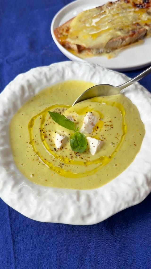 Pov: t’as 8 ans et demi devant un dessin animé- velouté courgette Kiri à déguster tiède ou même glacé si il fait chaud 
Ingrédients : 
5 courgettes 
5 kiri
2 pommes de terres 
1 oignon
Huile d’olive 
1l d’eau dilué dans du bouillon ou zaatar
Sel
Pour la tartine 
Rocamadour
Pain grillé 
Huile d’olive
Miel 
10 min au four