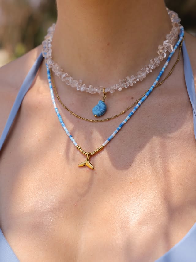💙✨ Neu eingetroffen! 🌊🐚Wenn das Meer ein Schmuckstück wäre, würde es genau so aussehen.Traumhafte Blautöne, schimmernde Muscheln und kleine Mermaid-Vibes – jedes Piece wirkt wie ein Schatz aus den Tiefen des Ozeans. ✨Für alle, die das Meer lieben.Für alle, die Freiheit spüren möchten. 💙Trag die Meeresbrise an Deinen Ohren und das Gefühl von Wellen in Deinem Herzen. ☀️🌊Chasing Waves ArmbandChasing Waves KetteSeashell Melody Ketten-CharmSeashell Melody Ohrring-CharmElegant Shell Ohrringe#icrush #VacationMode #ChasingTheSun #jewelryforeveryjourney by @icrush_jewelry