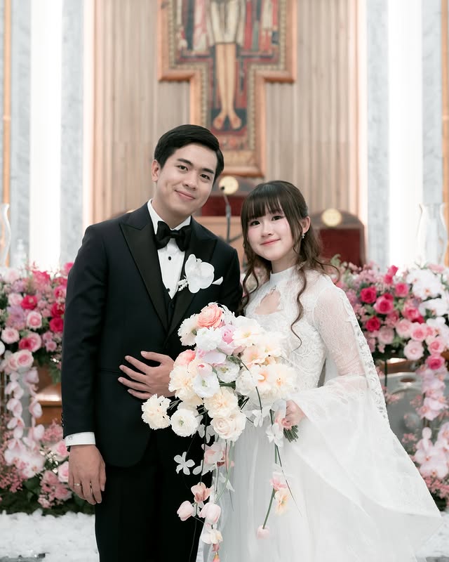 The Holy Matrimony of Vincent & Edelyn#loVINgEDELYN@edelynlyn & @vincisi7@kairos_works @takenby_kev @kairosworksvideo@mothermaryjktchoir@gladysnataliamua@zefhairstylist@jeanlaudi_@eternityssangjit@wonghangtailor@rainaardeliasposa@dekorasi.santolukas@twosoulswedding.id@brideswhisperer@darknight_sparrow#kairosworks#kairosworksphotography#kairosworkswedding#holymatrimony by @edelynlyn