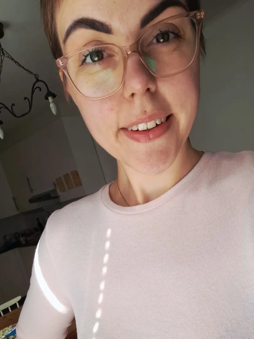 Tää tuntuu niin vaikealta.. 

Tiedän ettei mun tarvitse tai jos mä en halua niin voin olla kertomatta. Koen kuitenkin tämänkin vaikean postauksen tärkeäksi.
Tätä kirjoittaessa kaikki tuntuu todellisemmalta.. En mä olisi halunnut tälläisiä uutisia kuulla. Saatika kertoa omalle lähipiirille❤️‍🩹 Saatika kertoa tänne tälläistä..

Kuvauksessa multa löytyi kaksi löydöstä pikkulantiosta.Toinen on 3.5cm ja toinen 3cm läpimitaltaan. Sitten kasvain mikä löytyi tammikuussa (3cm kokoinen silloin). Tällä hetkellä se on 9cm korkea, 8cm leveä ja paksuus 5.5cm.. 

Lisäksi olen eilen siirtynyt Palliatiivisen kotisairaalan puolelle asiakkaaksi. Sieltä saan apua 24/7 ❤️ Kipulääke annoksia on nostettu. Ainakin toistaiseksi nostosta tuntuu olevan apua. Illasta / yöstä jos kipu ei mene pois kotilääkkeillä, apu on puhelin soiton päässä👏❤️

Tuntuu hurjalta ja tuntuu pelottavalta.. Pyrin silti pitämään positiivisen mielen. Luovuttaa en aio!🙌🏻 Rukoilen ja toivon että tauti pysähtyisi kokonaan.. Tai etenisi hitaasti🙏❤️‍🩹😭
#kohdunkaulansyöpä #palliatiivinen