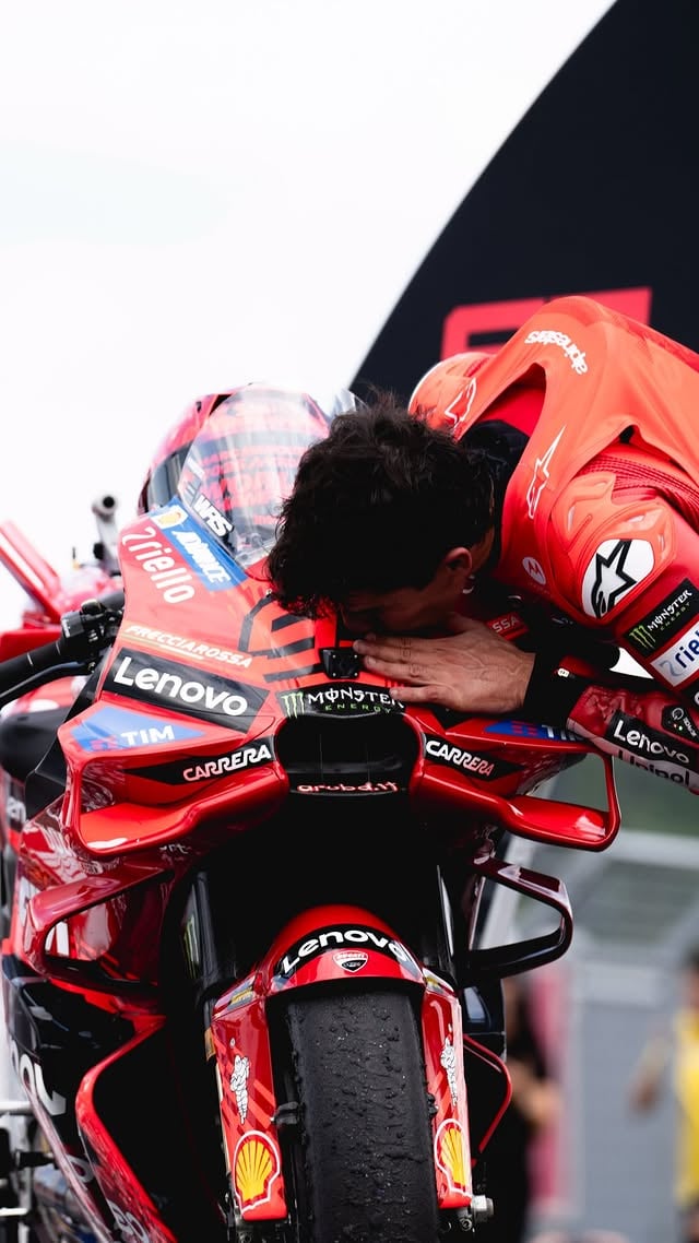 🚨❤️¡La Ducati Desmosedici GP25 con la que Marc fue campeón! Constrúyela paso a paso con @planetadeagostini_es 🔧❤️—This is the Ducati Desmosedici GP25 Marc became World Champion with in 2025. Now you can have it at home too. Build it step by step with me, together with @altaya.fr by @marcmarquez93