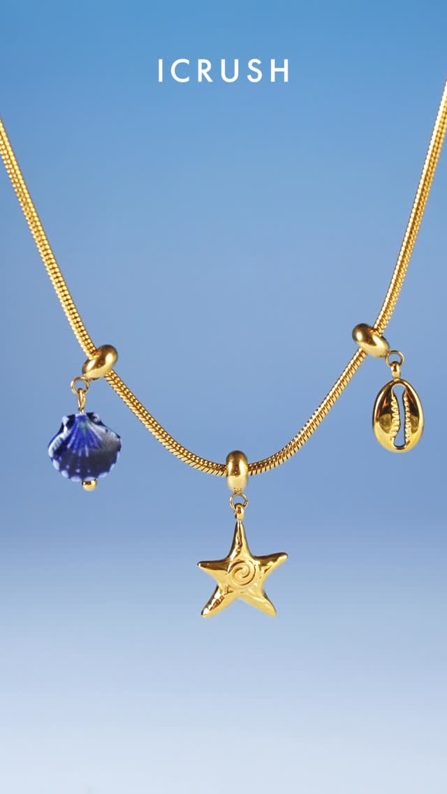 🌍✨ Designed for your journey. ✈️💛🌊Mehr als nur eine Kette oder ein Armband – unser neues exklusives Design macht den Unterschied.✨ Charms verrutschen nicht so leicht✨ Du bestimmst den Abstand ganz nach Deinem StyleVom Flughafen bis zum Strand.Vom City Trip bis zum Sommerurlaub.Deine Charms bleiben genau dort, wo Du sie haben möchtest – und erzählen Deine Geschichte auf Deine Weise. 💛COMING SOON#icrush #VacationMode #ChasingTheSun #JewelryForEveryJourney by @icrush_jewelry