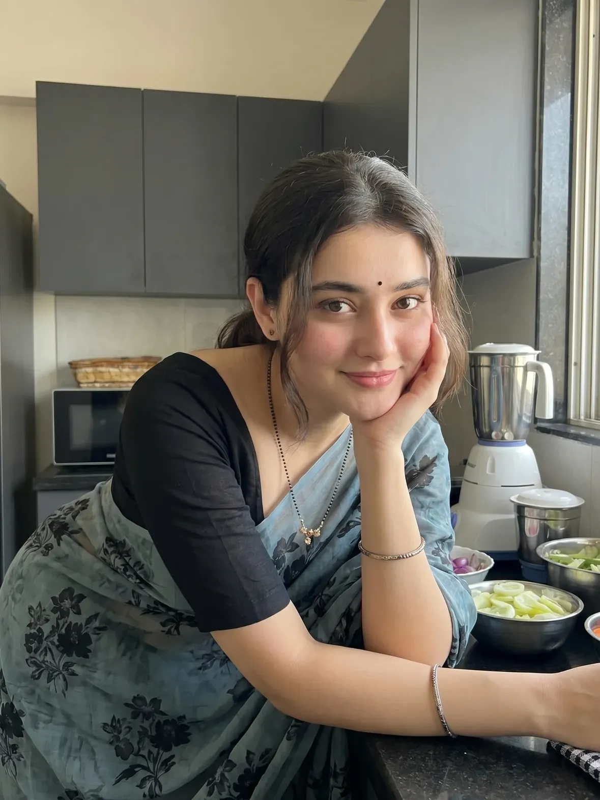 "POV: You came for the recipe... but forgot why you entered the kitchen. 😌🖤"

#kitchendecor 
#cooking 
#smile 
#sareelove 
#fyp