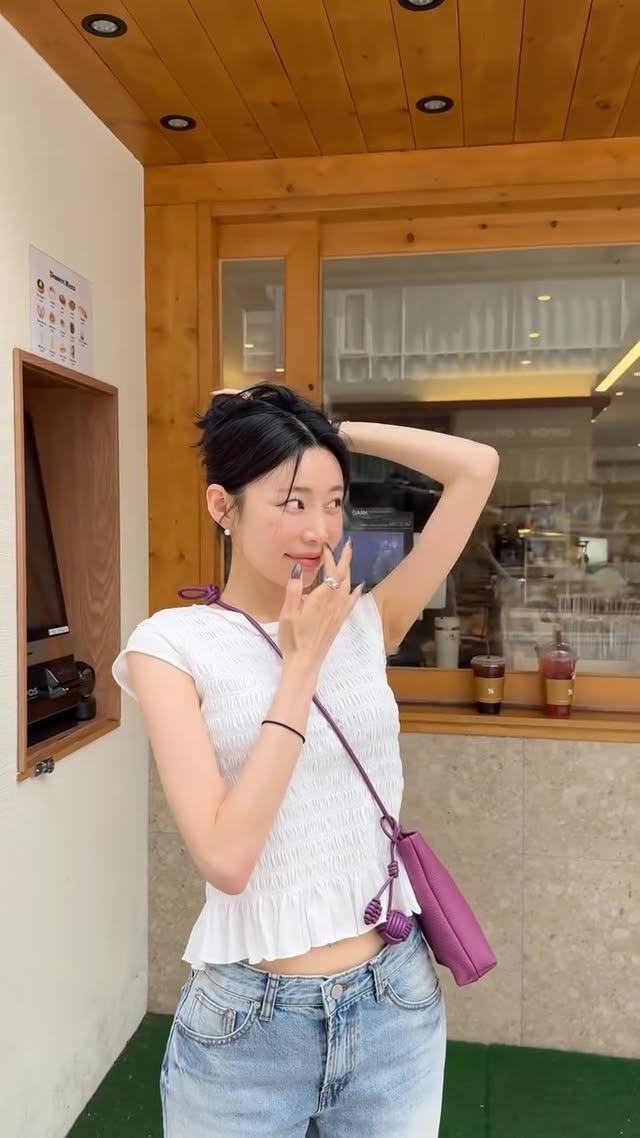 어디에도 없는 디테일 부자 티셔츠!하나만 입어도 음~~ 감탄사 나오는!! ㅎㅎㅎ앞에도 예쁘지만 뒷태까지 디테일 가득한 뽀인트 티셔츠💓너~~~무 예뻐요~~~😍#온나 by @on_na.co.kr