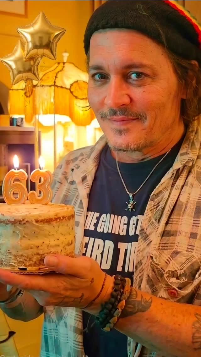 🎂❤️ Feliz cumpleaños, Johnny Depp!
Hoy celebramos no solo a un actor extraordinario, sino también a una persona que, con su talento, carisma y autenticidad, ha dejado una huella en el corazón de millones de personas alrededor del mundo.
Gracias por tantos personajes inolvidables, por tantos momentos que nos hicieron soñar, reír y emocionarnos. Tu fuerza, tu creatividad y tu manera única de ver la vida siguen inspirando a quienes te admiramos.
En este día tan especial, te enviamos todo nuestro cariño, nuestros mejores deseos y nuestro apoyo incondicional.
Que la vida te regale felicidad, salud, paz y muchos motivos para seguir sonriendo.
Feliz cumpleaños, Johnny. ❤️✨
Con cariño, Tus fans.🎉🎊❤️🎁🍾🫶
#johnnydepp
#johnnydeppfan
#johnnydeppforever
#johnnydeppleyenda